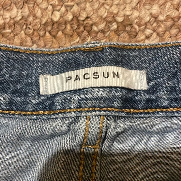 Jean shorts. Size Large but can fit as a XL - Picture 3 of 3